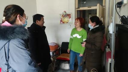 山东省济南市天成路小学党总支走访慰问贫困学生