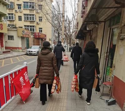 山东省济南市天成路小学党总支走访慰问贫困学生