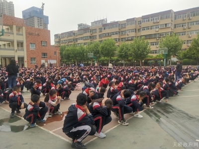 济南市天桥区政府 天桥东街街道办事处 天桥东街街道联合天成路小学开展防震减灾应急疏散演练活动