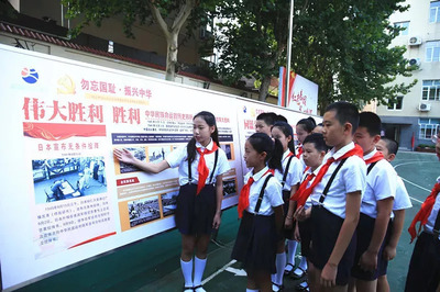 红色基因军旅情怀—济南市天成路小学举行秋季开学典礼_赵同秋
