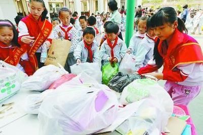 捐出废品“存储”爱心_新浪新闻