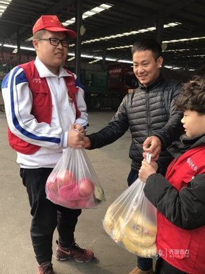 “子萱的水果我承包了”,齐鲁志愿者到医院看望子萱