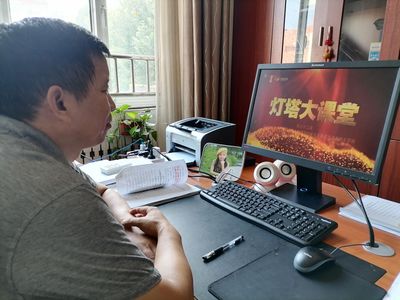济南市天成路小学党支部组织观看“灯塔大课堂”第三十二课