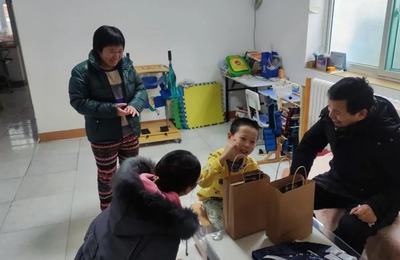 温暖校园行 天成路小学党总支走访慰问贫困学生